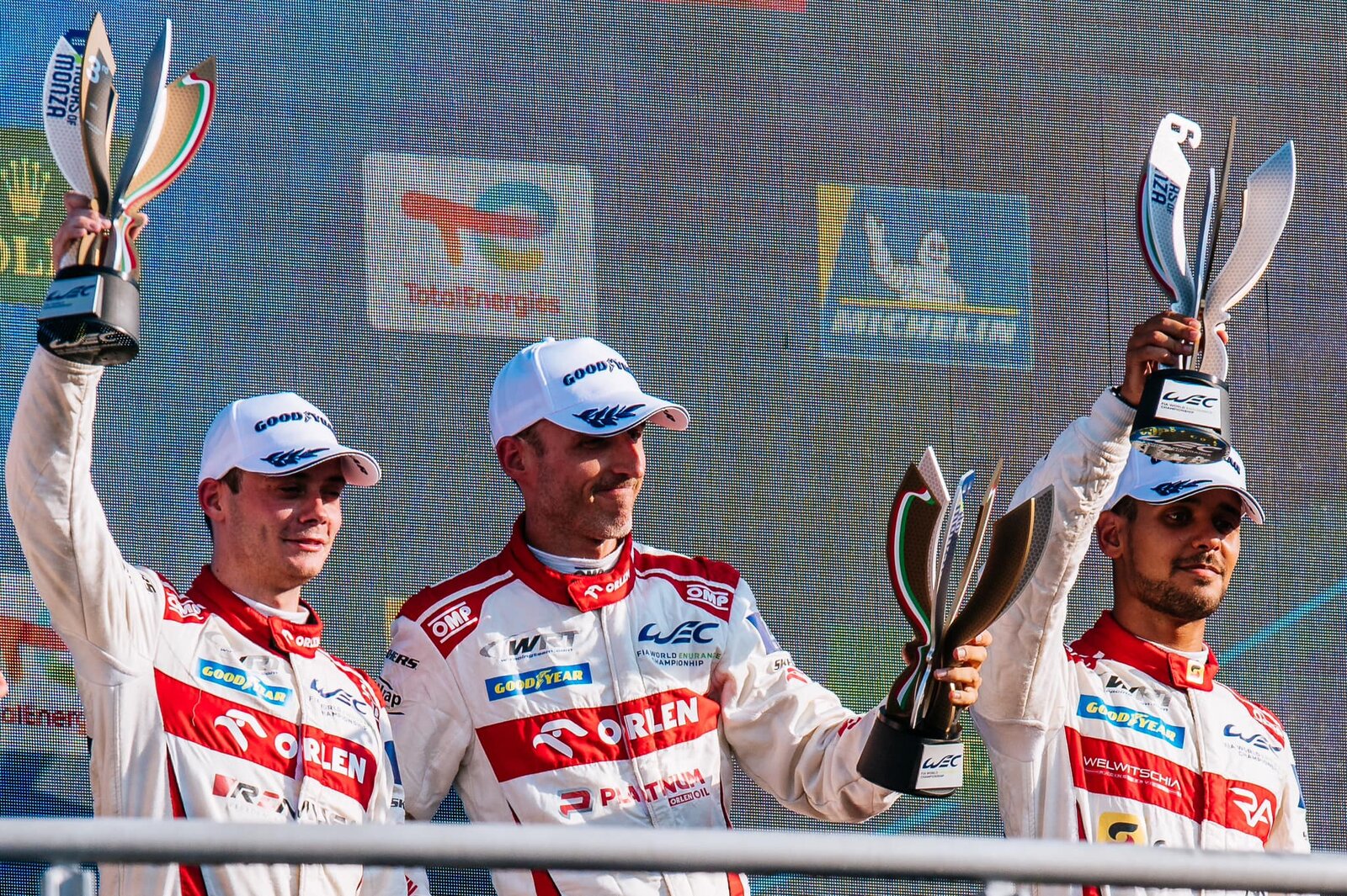 Der Schweizer Louis Delétraz (l.) feiert mit seinen Kollegen Robert Kubica (m.) und Rui Andrade den dritten Platz in der Kategorie LMP2 beim 6-Stunden-Rennen in Monza (I).