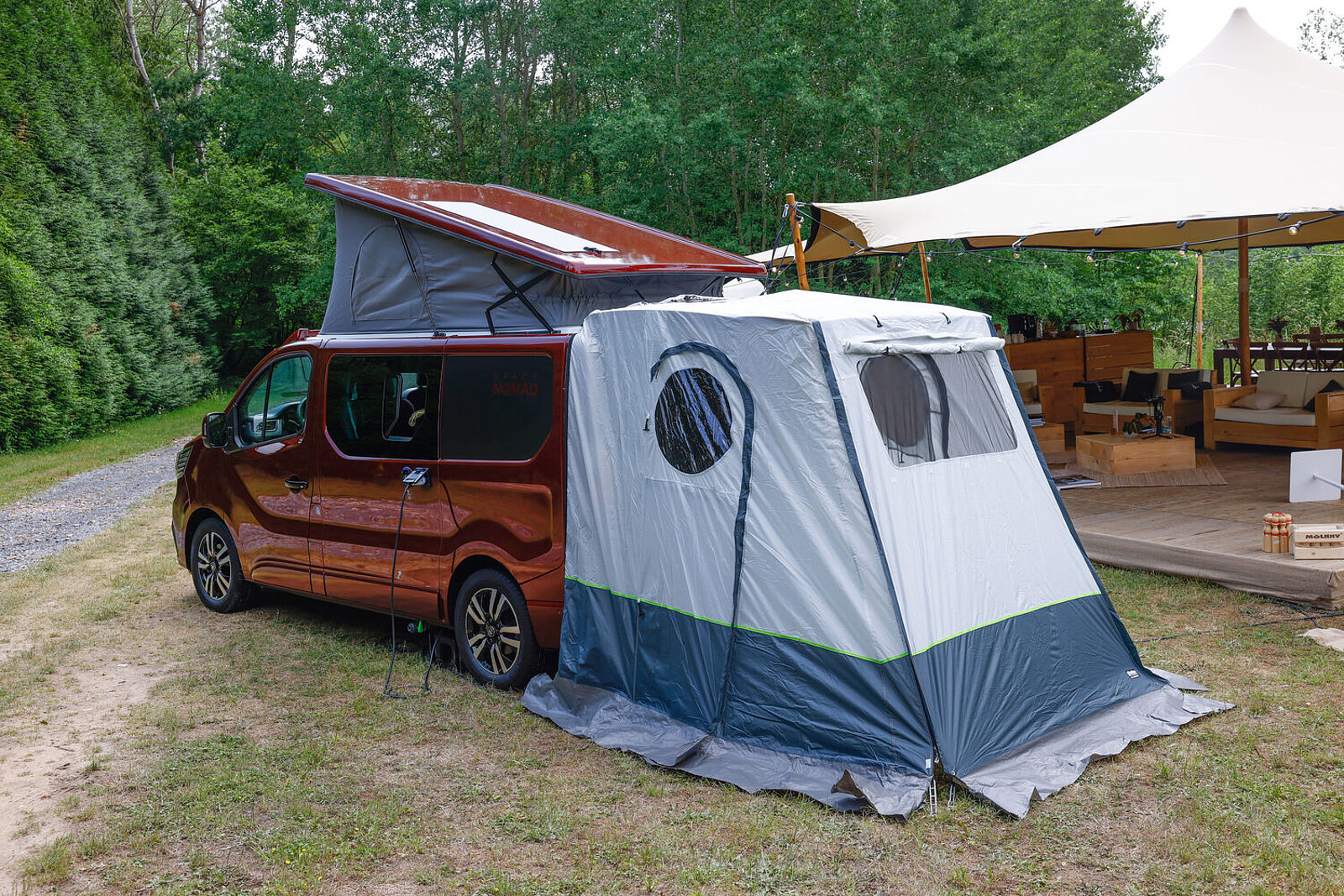 Der Renault Camper Trafic Spacenomad vorbereitet zur Übernachtung.