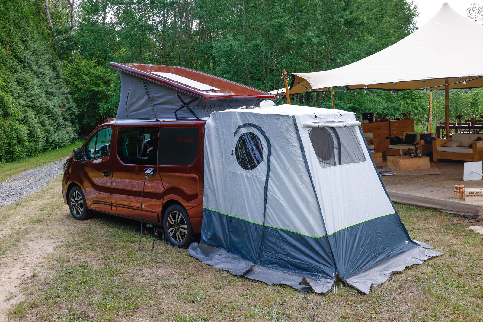 Der Renault Camper Trafic Spacenomad vorbereitet zur Übernachtung.