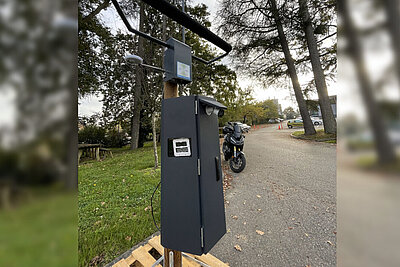 Dieses Lärmmessgerät wird von April bis Juni in Zürich getestet. Es wird entlang der bekannten Routen von Autoposern aufgestellt. Bild: Stadt Zürich