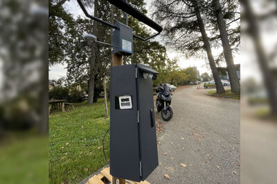 Dieses Lärmmessgerät wird von April bis Juni in Zürich getestet. Es wird entlang der bekannten Routen von Autoposern aufgestellt. Bild: Stadt Zürich