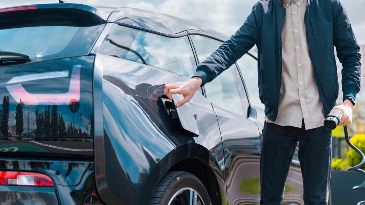 Die Schweiz zeigt sich beim Kauf von E-Autos zögerlich. Häufiges Argument der Kundschaft sich gegen ein E-Auto zu entscheiden, ist die fehlende Ladeinfrastruktur. Bild: Freepik