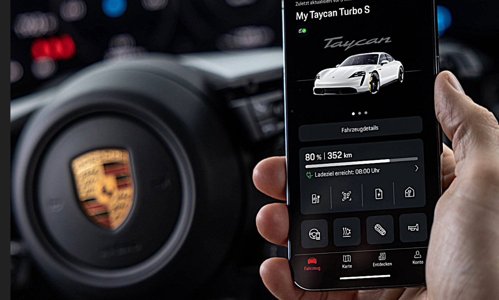 Mit dem Smartphone einen kurzen Blick in die App MyPorsche werfen, um sich über den Fahrzeugstatus seines Taycans zu informieren. Bild: Porsche Media