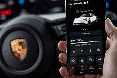 Mit dem Smartphone einen kurzen Blick in die App MyPorsche werfen, um sich über den Fahrzeugstatus seines Taycans zu informieren. Bild: Porsche Media