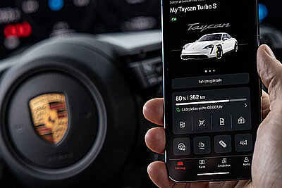 Mit dem Smartphone einen kurzen Blick in die App MyPorsche werfen, um sich über den Fahrzeugstatus seines Taycans zu informieren. Bild: Porsche Media