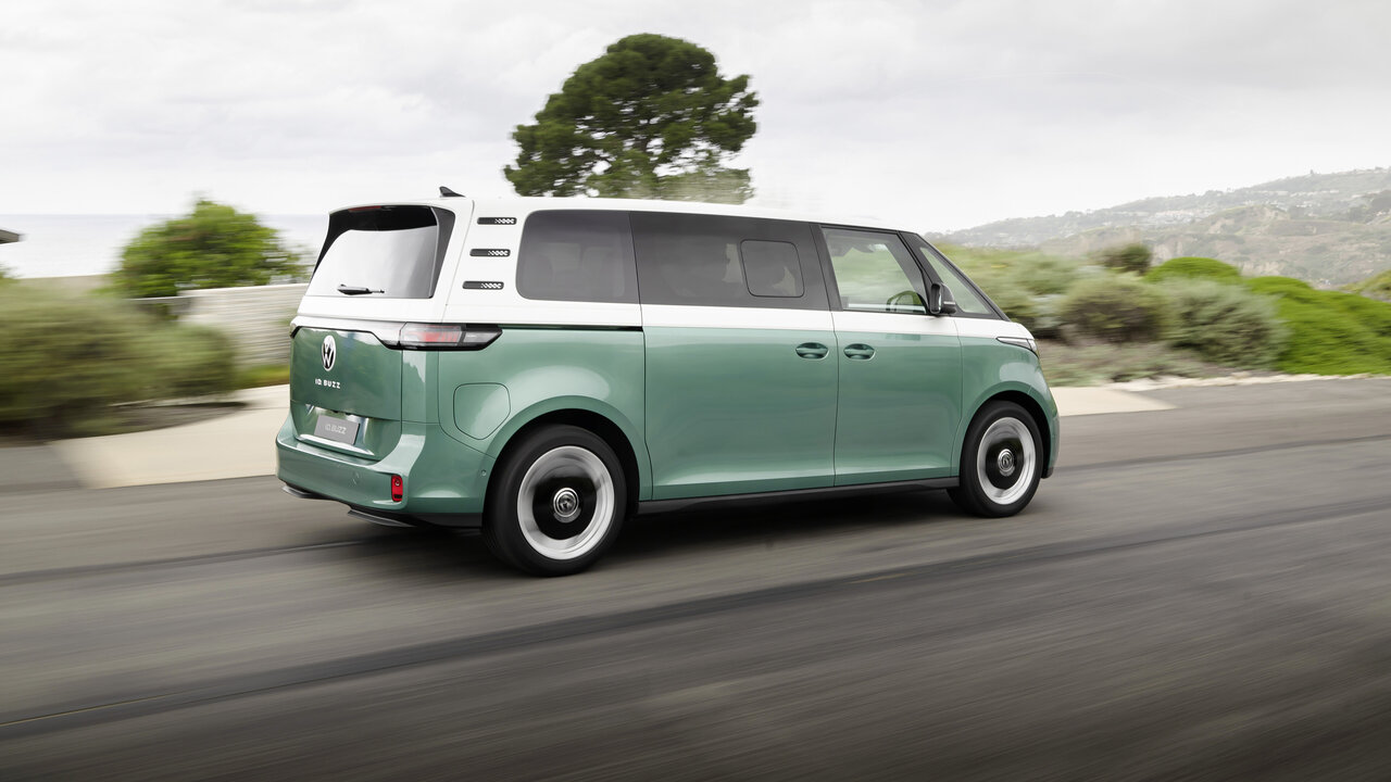 Der VW ID. Buzz in Fahrt von hinten