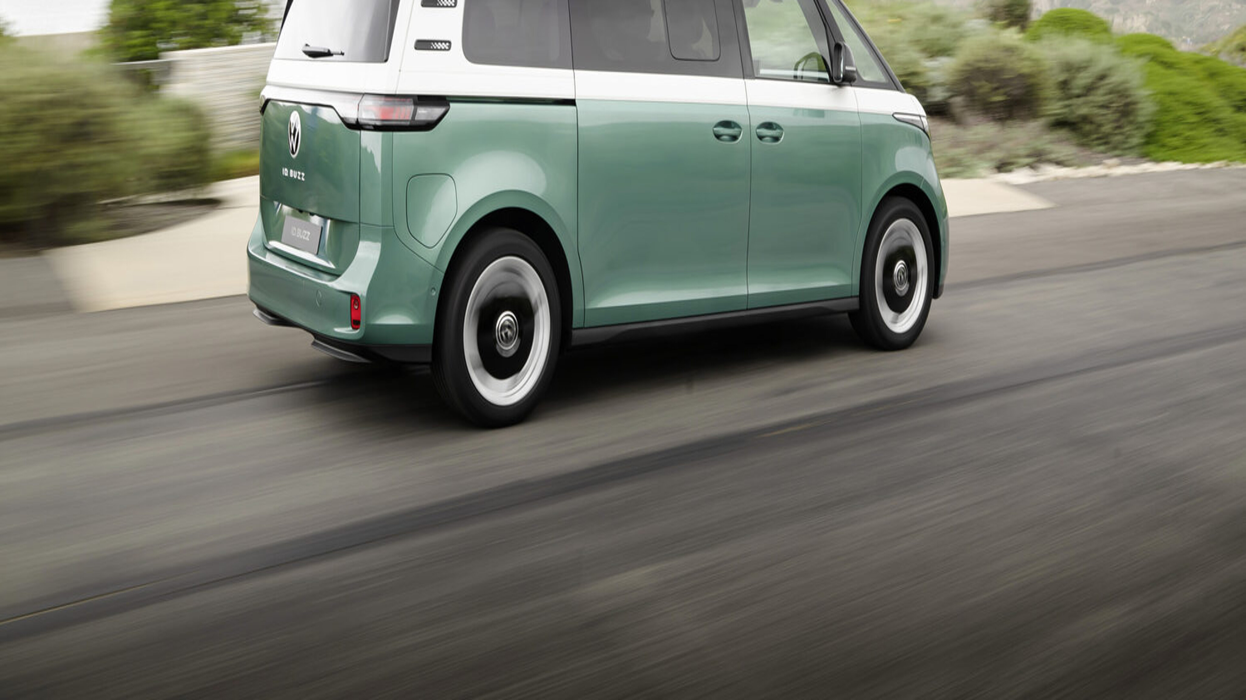 Der VW ID. Buzz in Fahrt von hinten