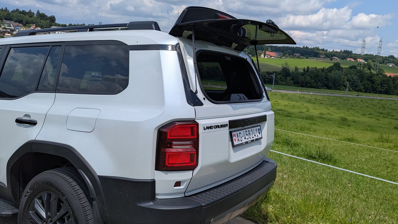 Öffnendes Heckfenster im Toyota Land Cruiser