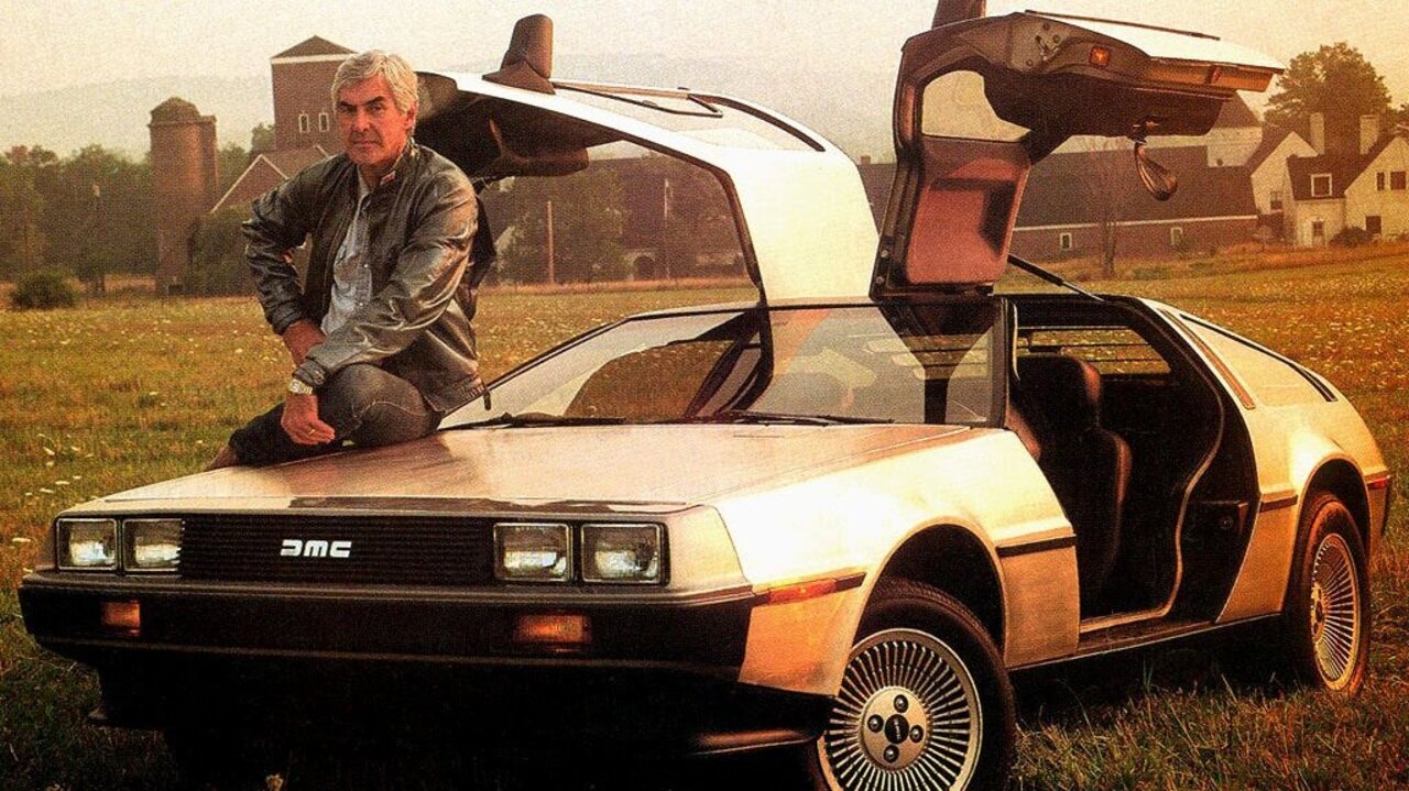 John DeLorean mit seinem DeLorean DMC-12