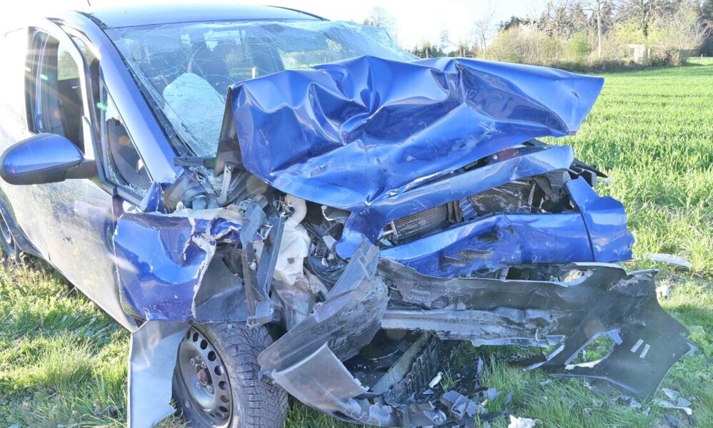 Zwei Autos kollidierten frontal in Hohenrain. Bild: Luzerner Polizei