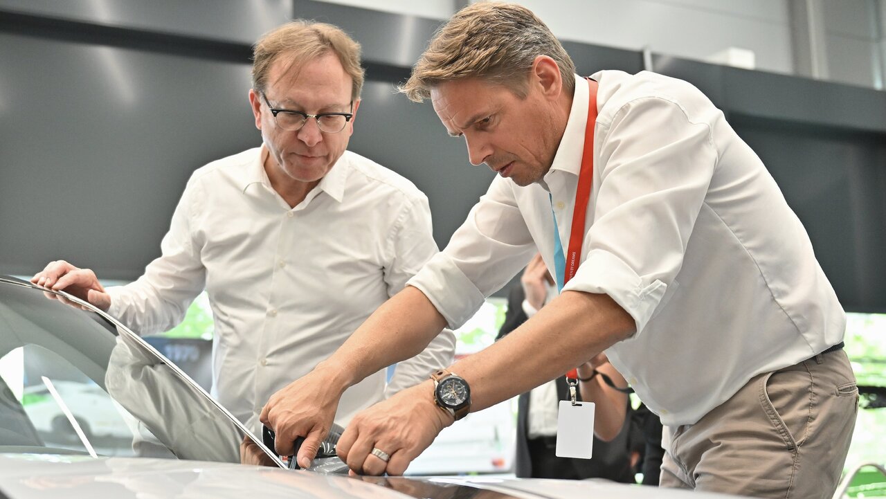 Philippe Siffert arbeit mit Designer Grant Larson am Porsche-Einzelstück zu Ehren von Jo Siffert.