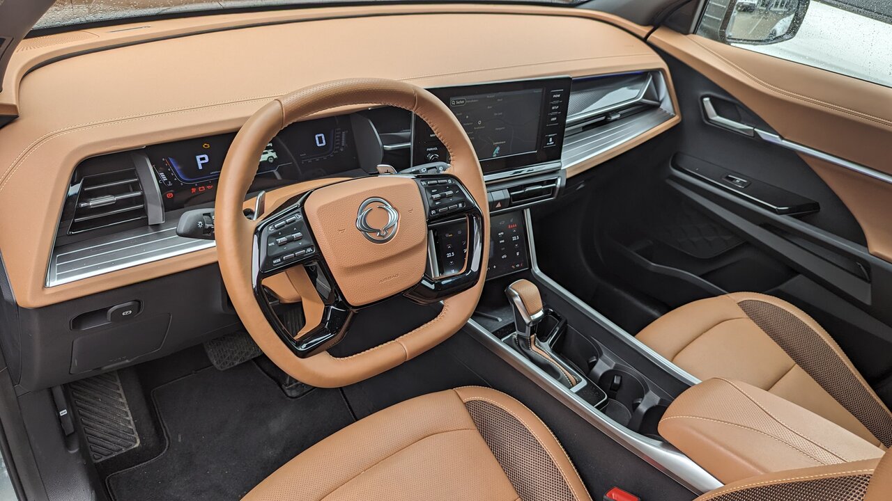 Cockpit des KGM Torres