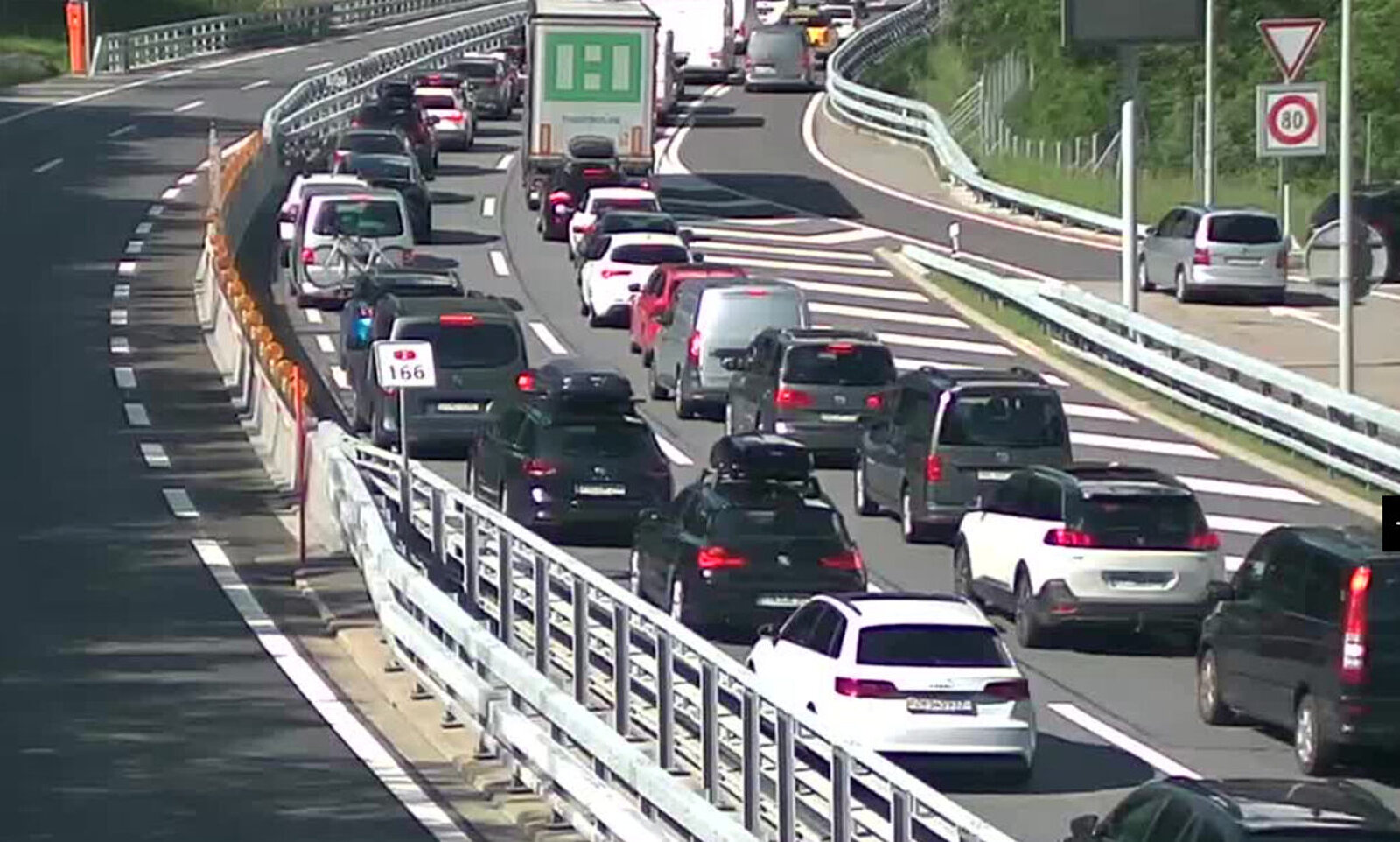 Kurz vor zehn Uhr morgens betrug der Stau vor dem Gotthard-Tunnel bereits 21 Kilometer. Bild: Amt für Betrieb Nationalstrassen