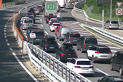 Kurz vor zehn Uhr morgens betrug der Stau vor dem Gotthard-Tunnel bereits 21 Kilometer. Bild: Amt für Betrieb Nationalstrassen