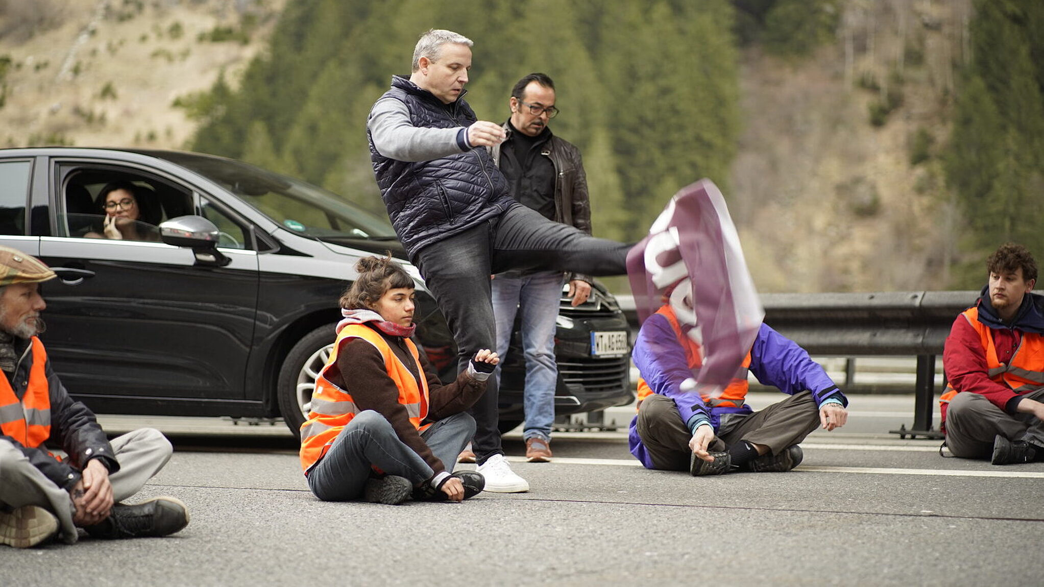 Störaktion am Gotthard: Aktivisten von Renovate Switzerland an Ostern 2023. Bild: Renovate