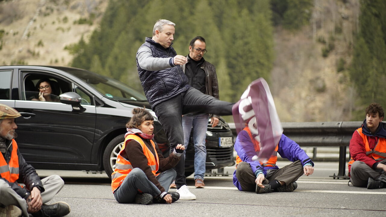Störaktion am Gotthard: Aktivisten von Renovate Switzerland an Ostern 2023. Bild: Renovate