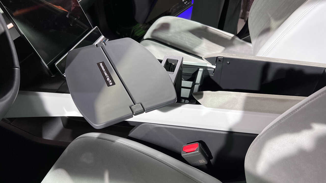 Tischchen für den Fahrer im Fisker Ocean
