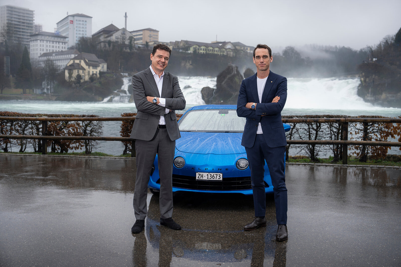 Vize-Präsident Alpine F1 Team David Gendry (l.) und Moser-CEO Edouard Meylan mit einer Alpine A110 vor dem Rheinfall in Neuhausen SH.