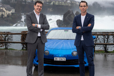 Vize-Präsident Alpine F1 Team David Gendry (l.) und Moser-CEO Edouard Meylan mit einer Alpine A110 vor dem Rheinfall in Neuhausen SH.