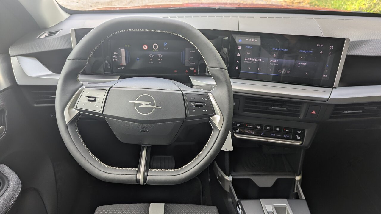 Cockpit des Opel Frontera