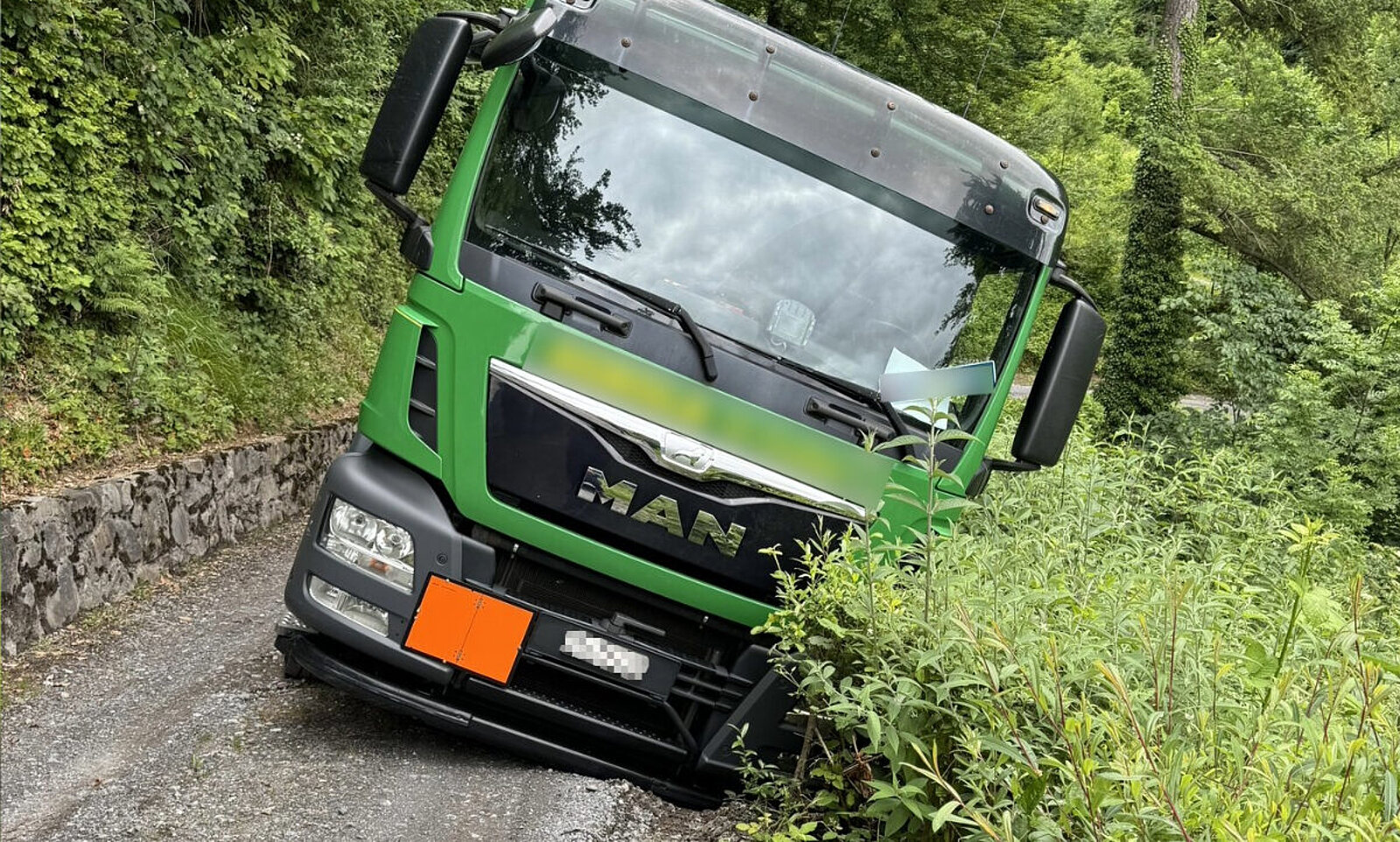 Der 40-jähriger Chauffeur eines Tanklastwagens verirrte sich auf einen Kiesweg. Bild: Kapo St. Gallen