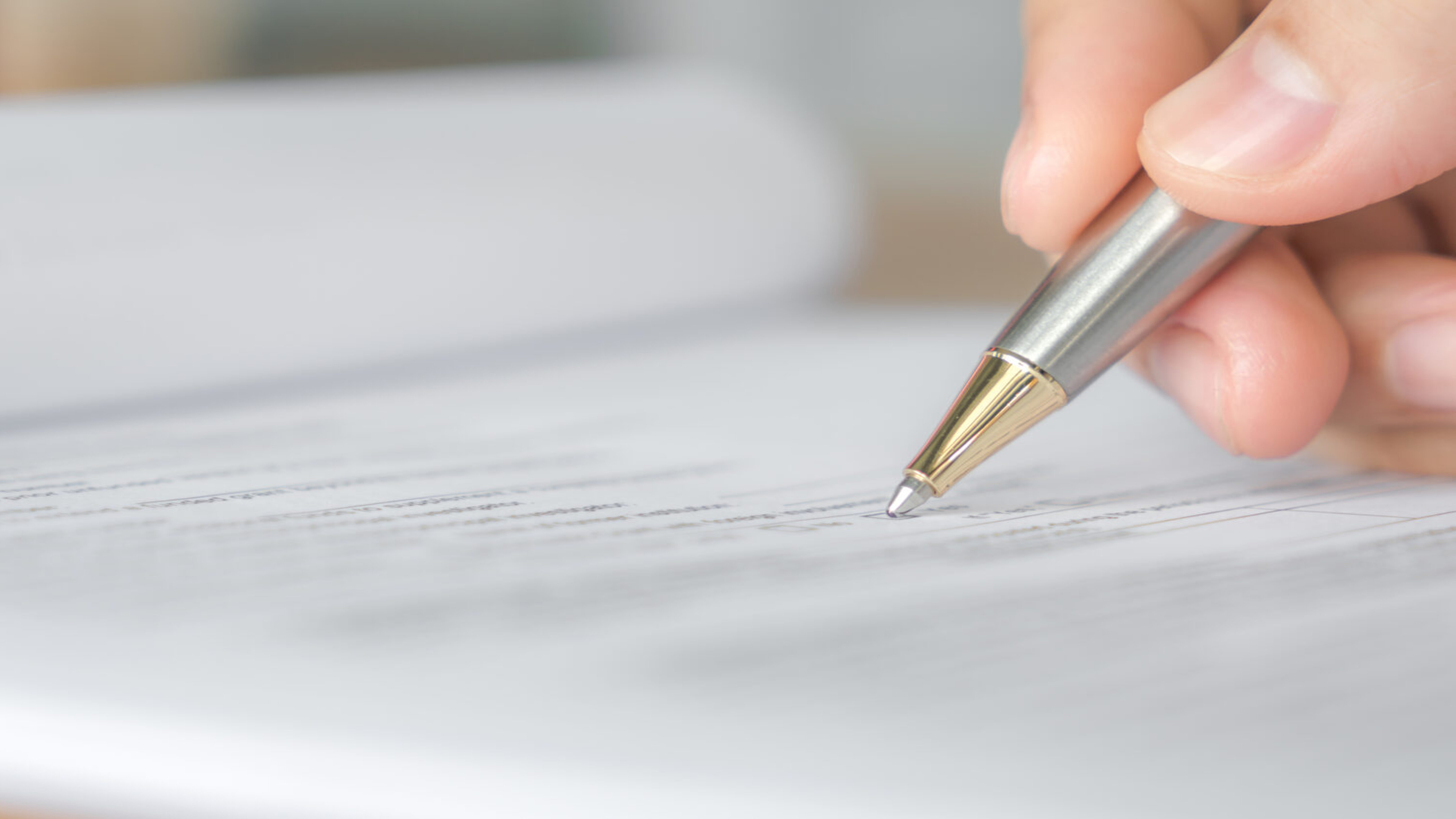 Stift bei der Unterschrift