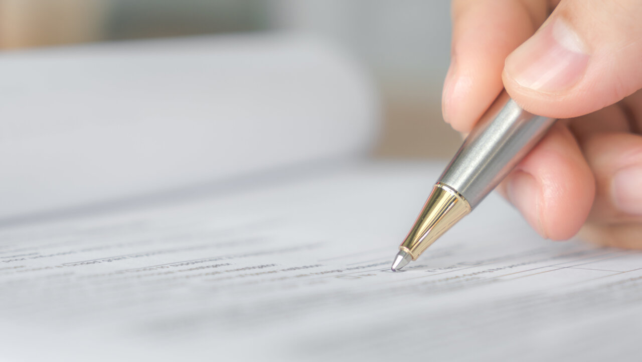 Stift bei der Unterschrift