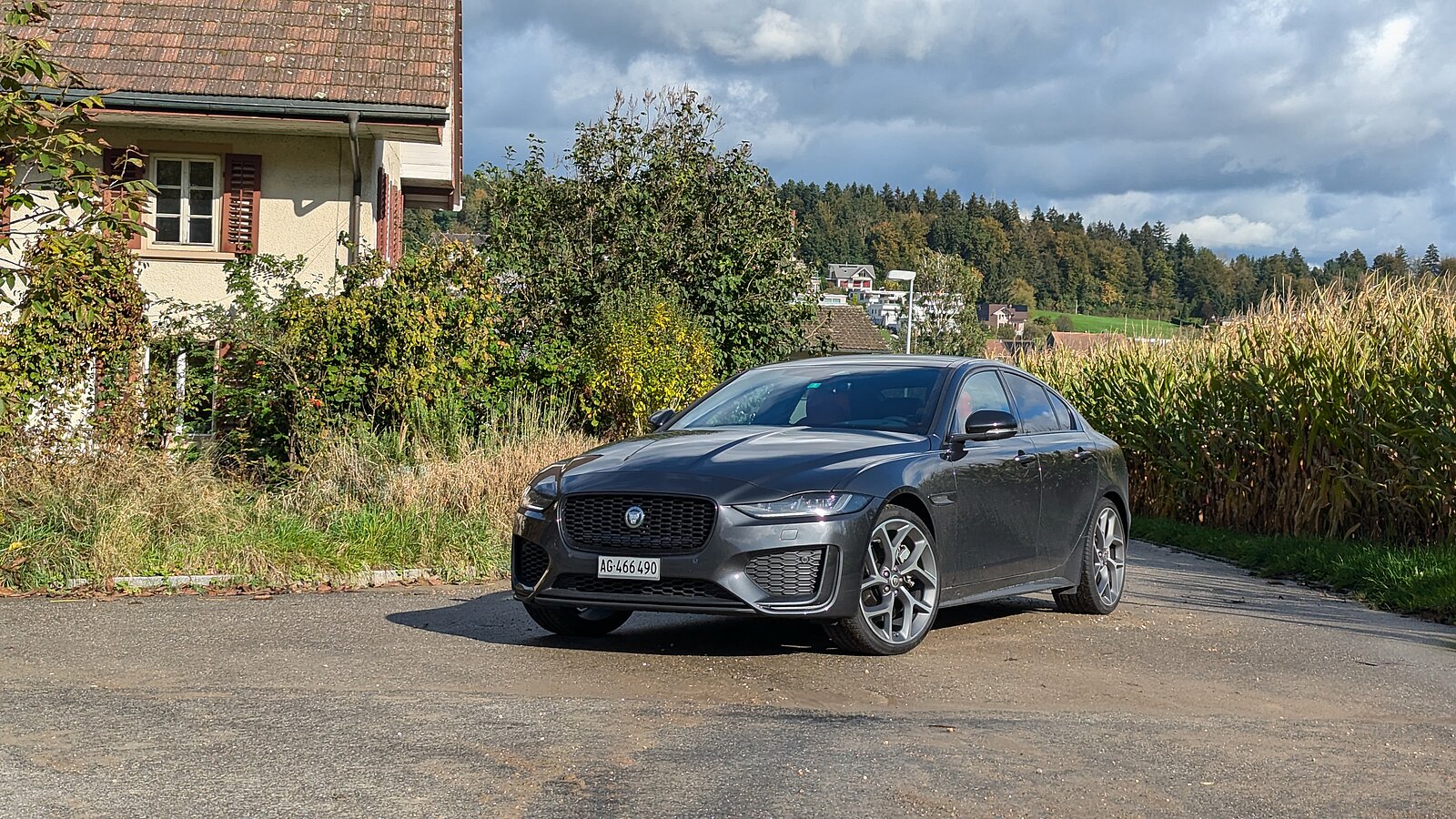 Jaguar XE von vorne