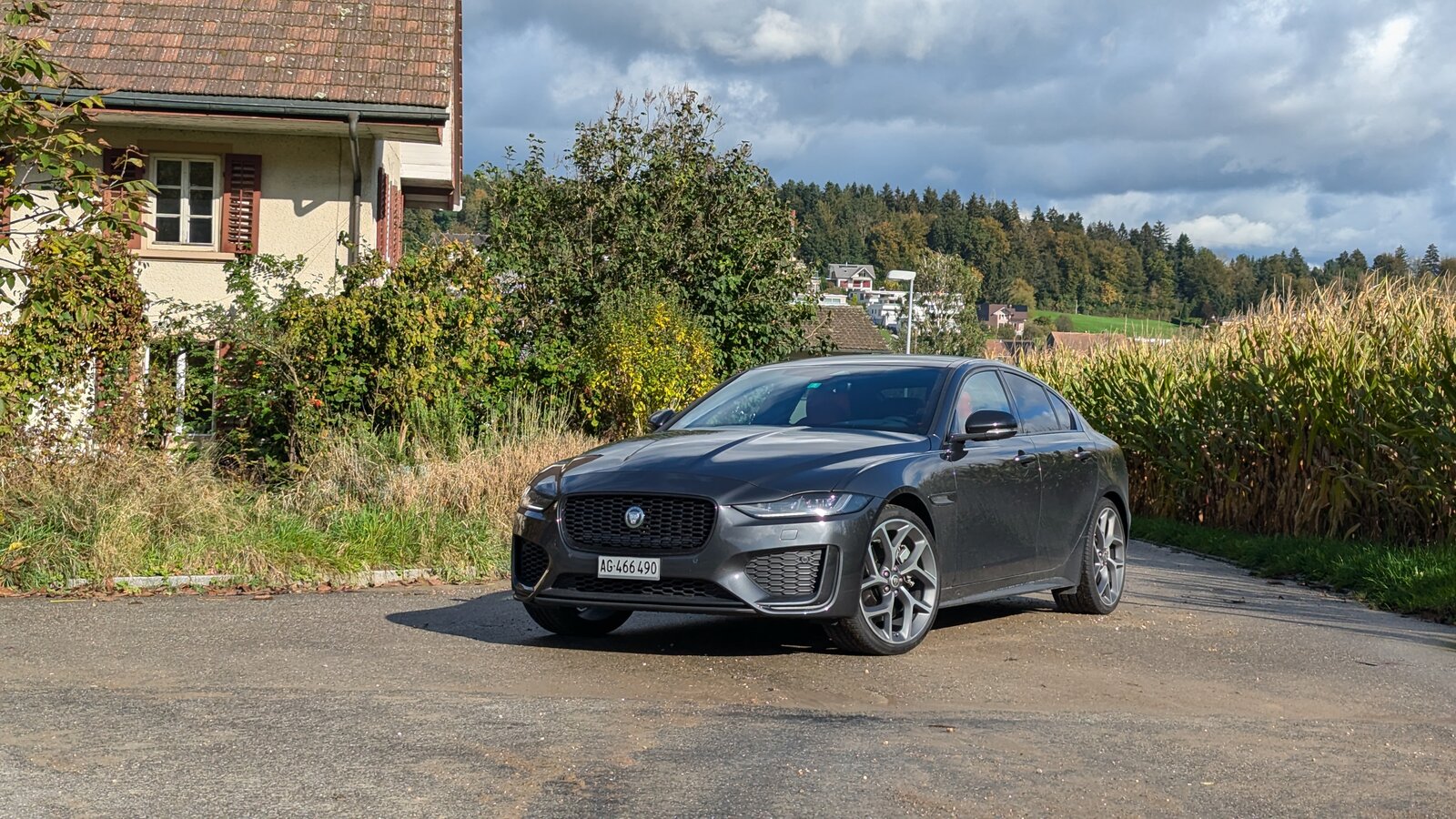 Jaguar XE von vorne