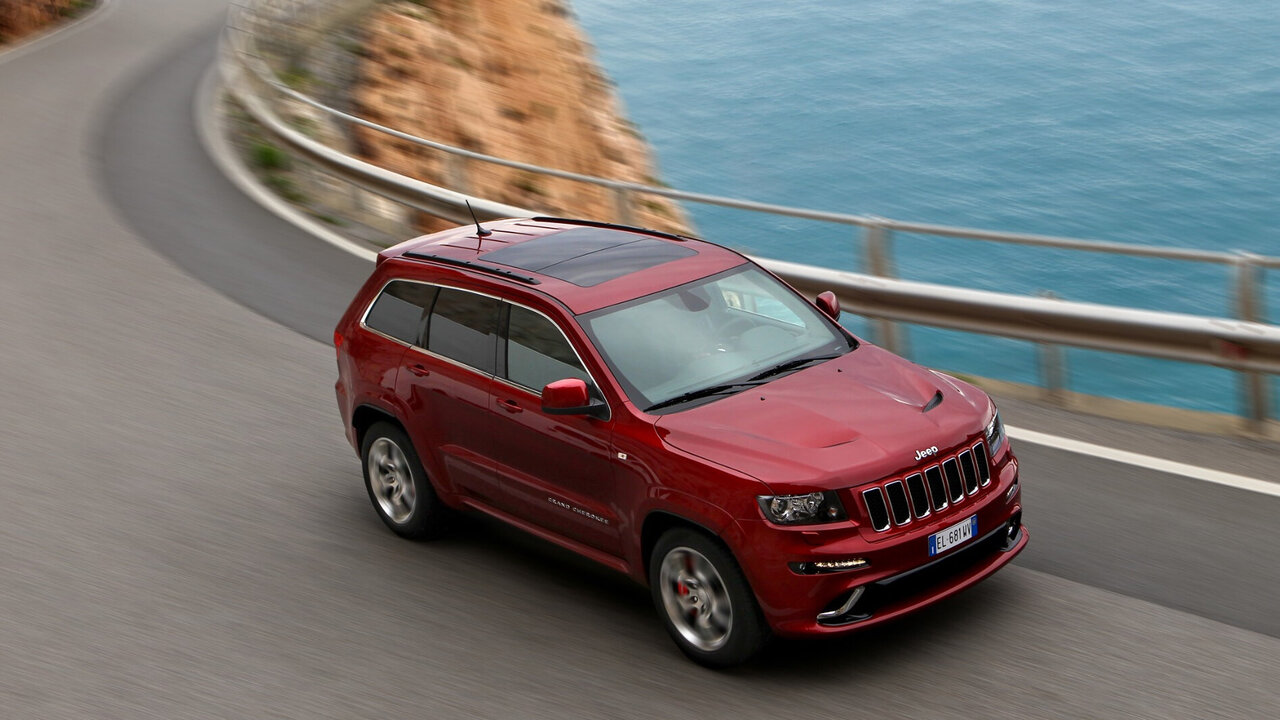 Jeep Grand Cherokee auf einer Küstenstrasse