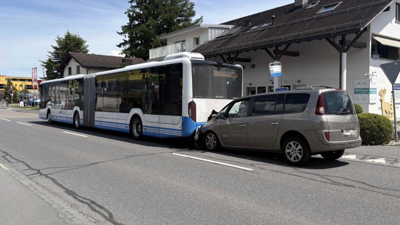 Am Dienstag (19. Mai) knallte ein 72-jähriger Rentner mit seinem Auto gegen einen stehenden Linienbus in Haag SG. Die Polizeibeamten stellten fest, dass der Senior fast ein Promille Alkohol im Blut hatte und nahmen ihm den Führerschein ab. Bild: Kapo SG