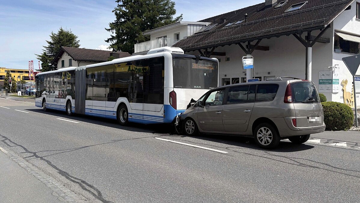 Am Dienstag (19. Mai) knallte ein 72-jähriger Rentner mit seinem Auto gegen einen stehenden Linienbus in Haag SG. Die Polizeibeamten stellten fest, dass der Senior fast ein Promille Alkohol im Blut hatte und nahmen ihm den Führerschein ab. Bild: Kapo SG
