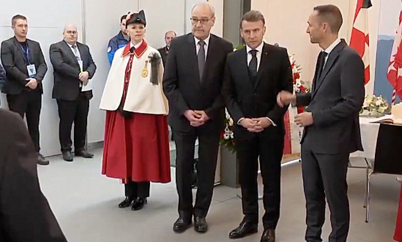 Bundespräsident Guy Parmelin begrüsste anlässlich der Trauerfeier den französischen Präsidenten Emmanuel Macron im Wallis. Bild: EDA
