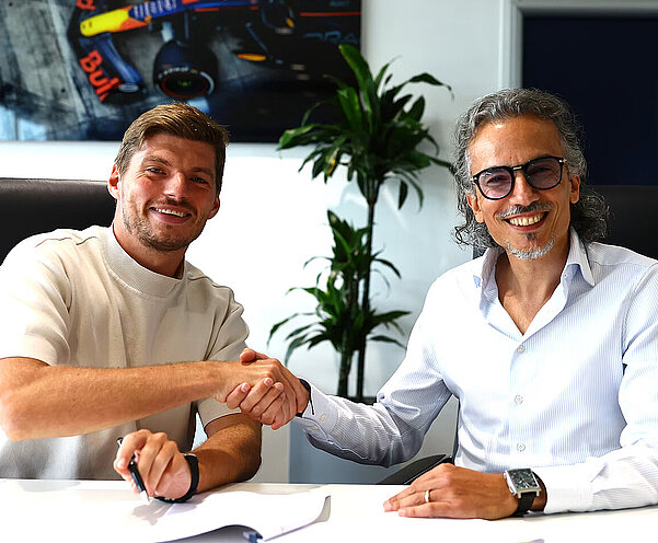 Max Verstappen (l.) und Red-Bull-Teamchef Laurent Mekies