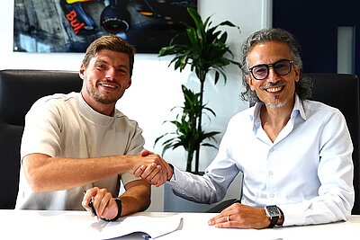 Max Verstappen (l.) und Red-Bull-Teamchef Laurent Mekies