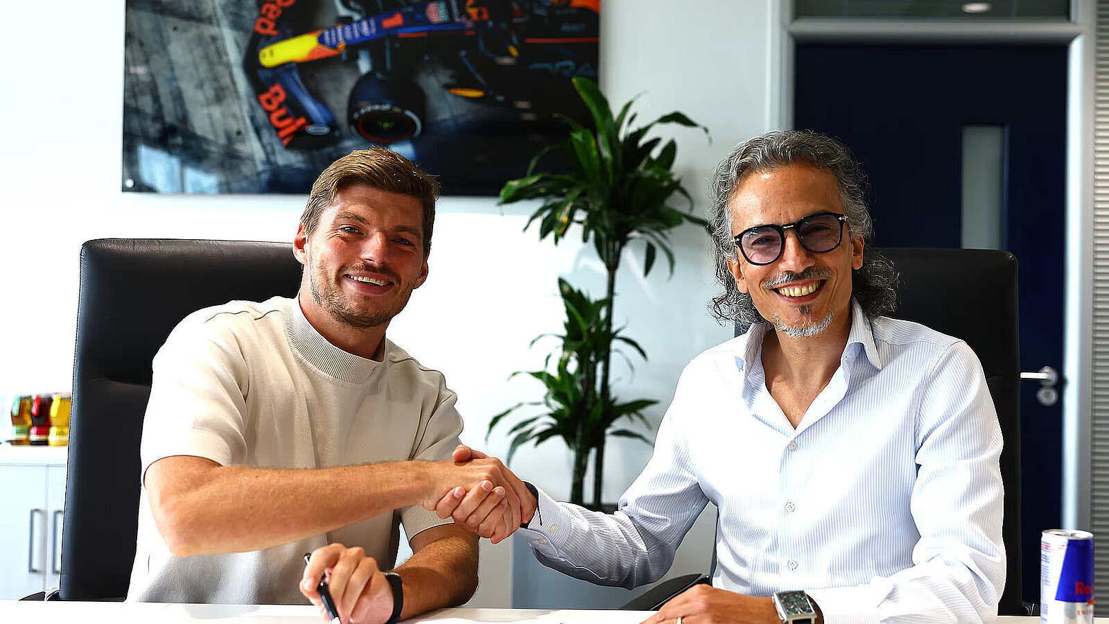 Max Verstappen (l.) und Red-Bull-Teamchef Laurent Mekies