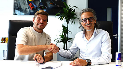 Max Verstappen (l.) und Red-Bull-Teamchef Laurent Mekies