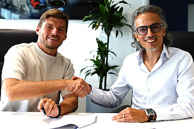 Max Verstappen (l.) und Red-Bull-Teamchef Laurent Mekies