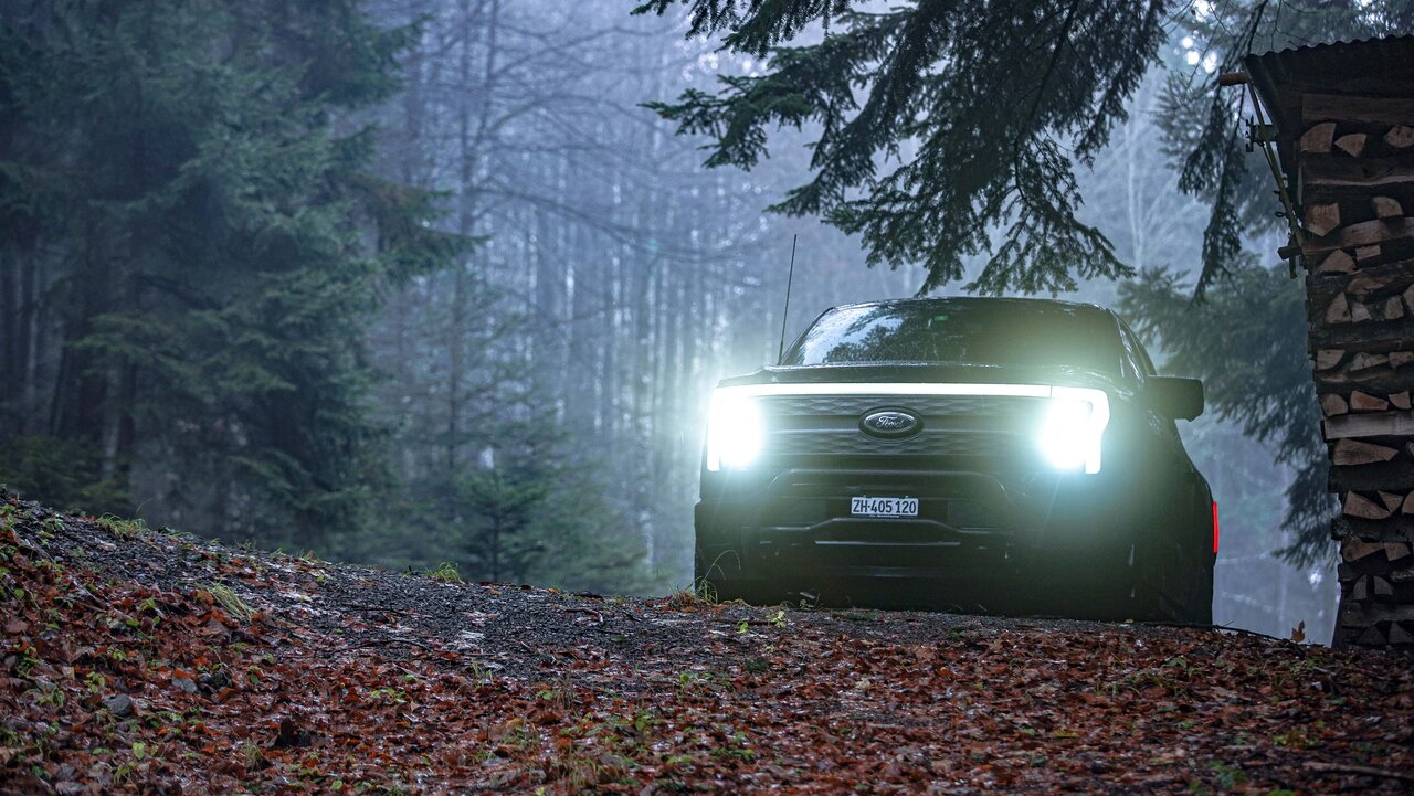 Der Ford F-150 Lightning im Wald