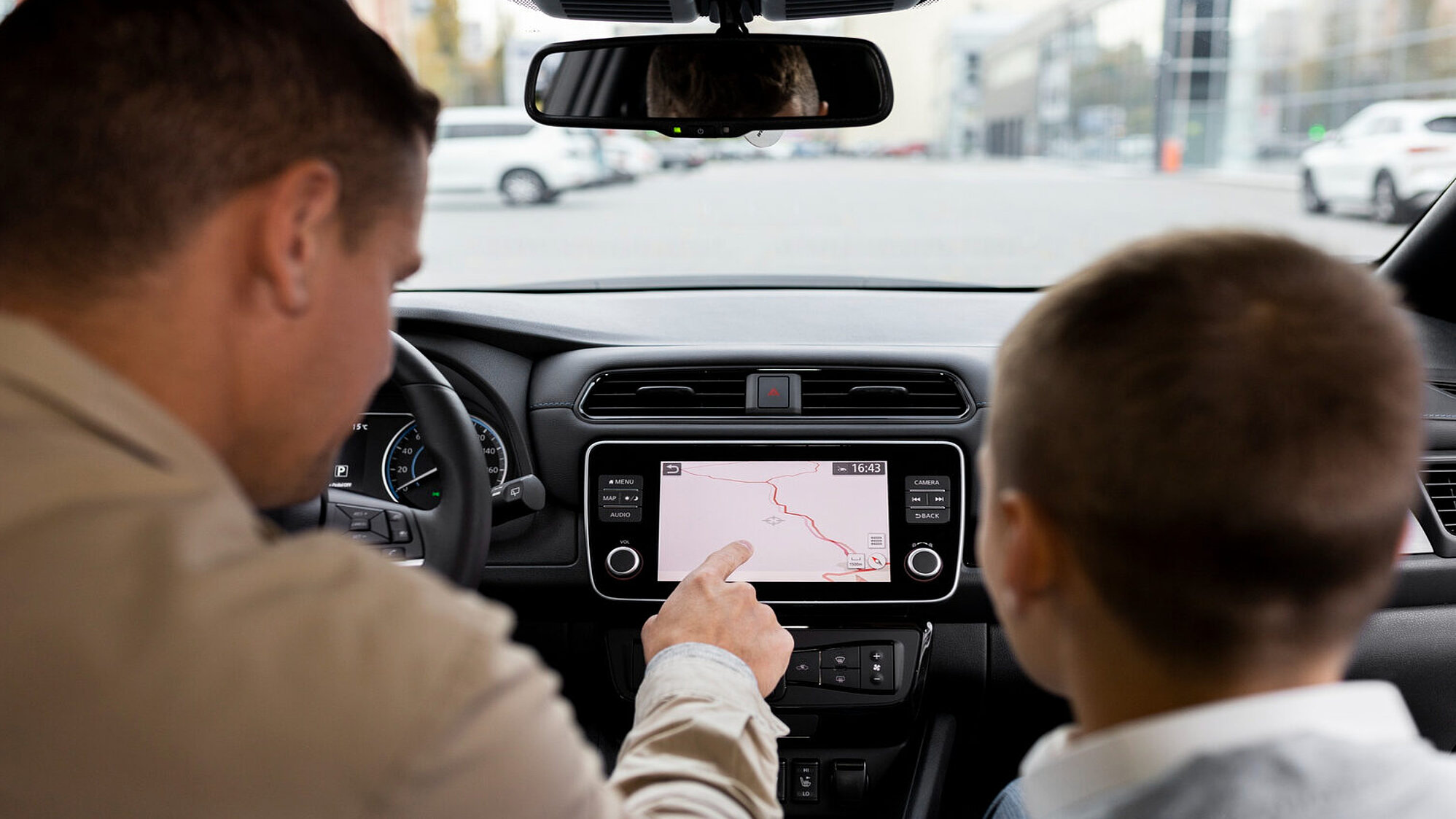 Insassen schauen auf den Touchscreen