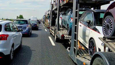 Gehen sie in den Export oder werden sie ausgeschlachtet? Der Verbleib von vielen ausgemusterten Schweizer Fahrzeugen ist unklar. Bild: Sabine auf Pixabay