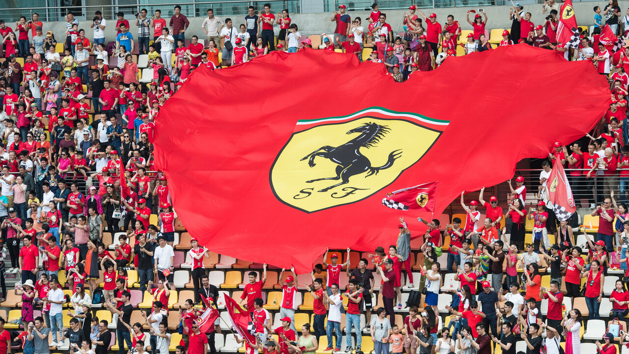 Ferrari-Logo bedeckt eine Tribüne