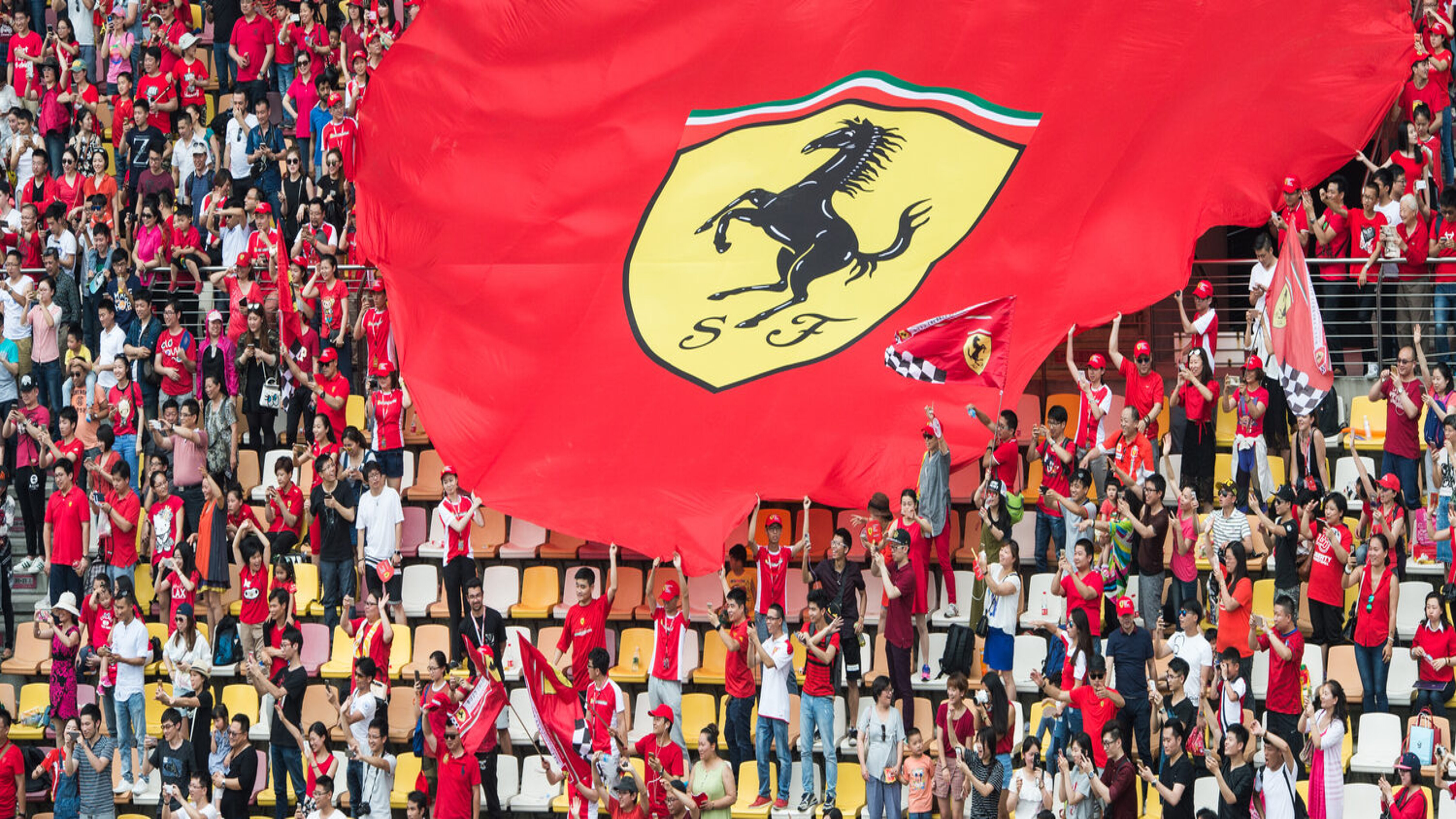 Ferrari-Logo bedeckt eine Tribüne