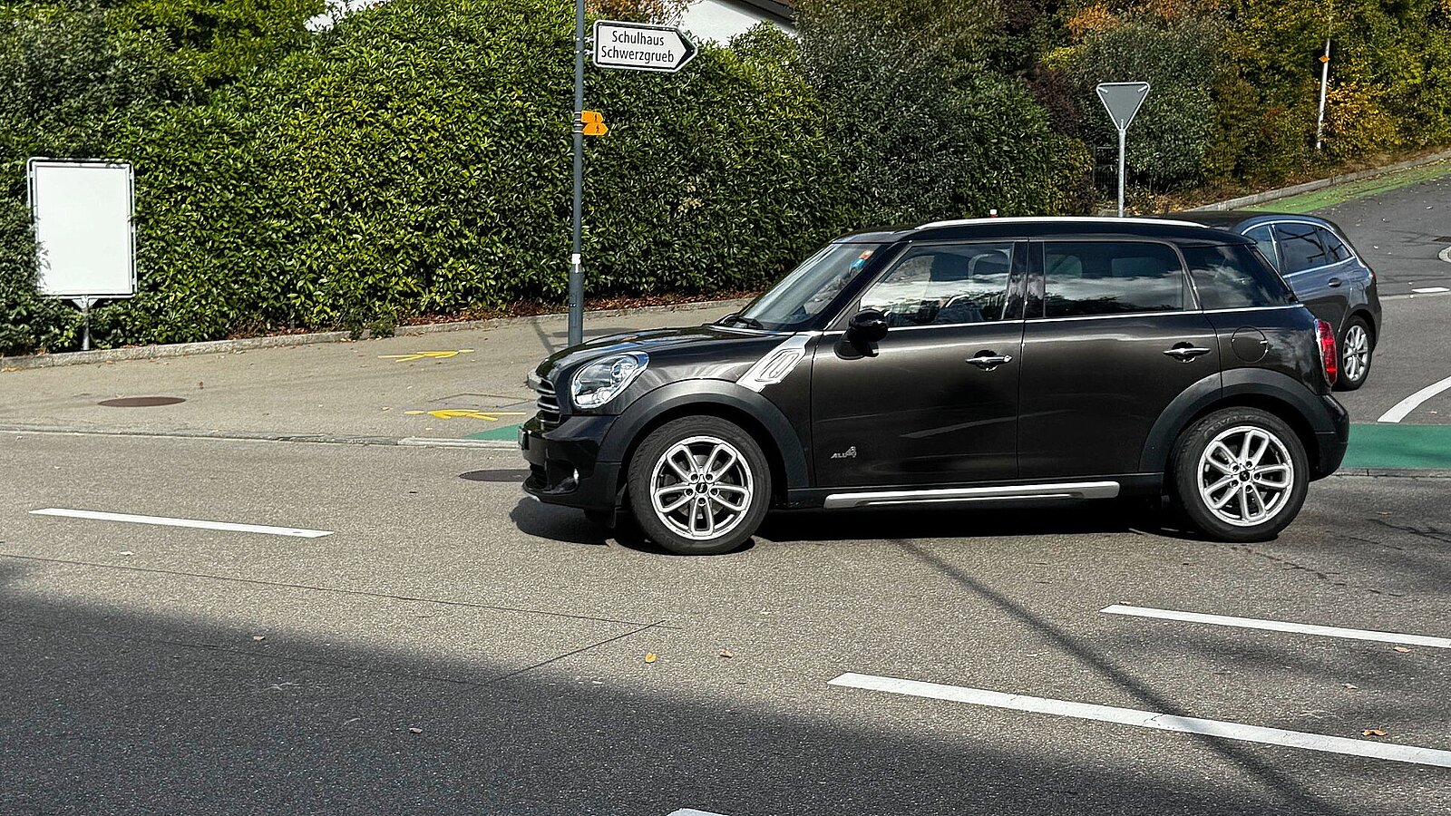 Eine Auto beim Abbiegen