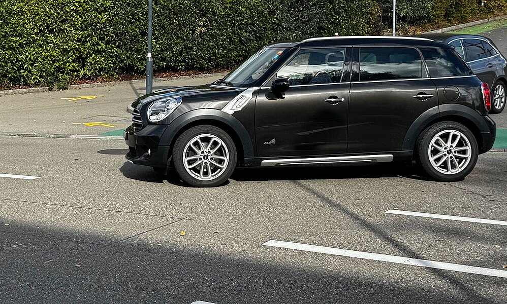 Eine Auto beim Abbiegen
