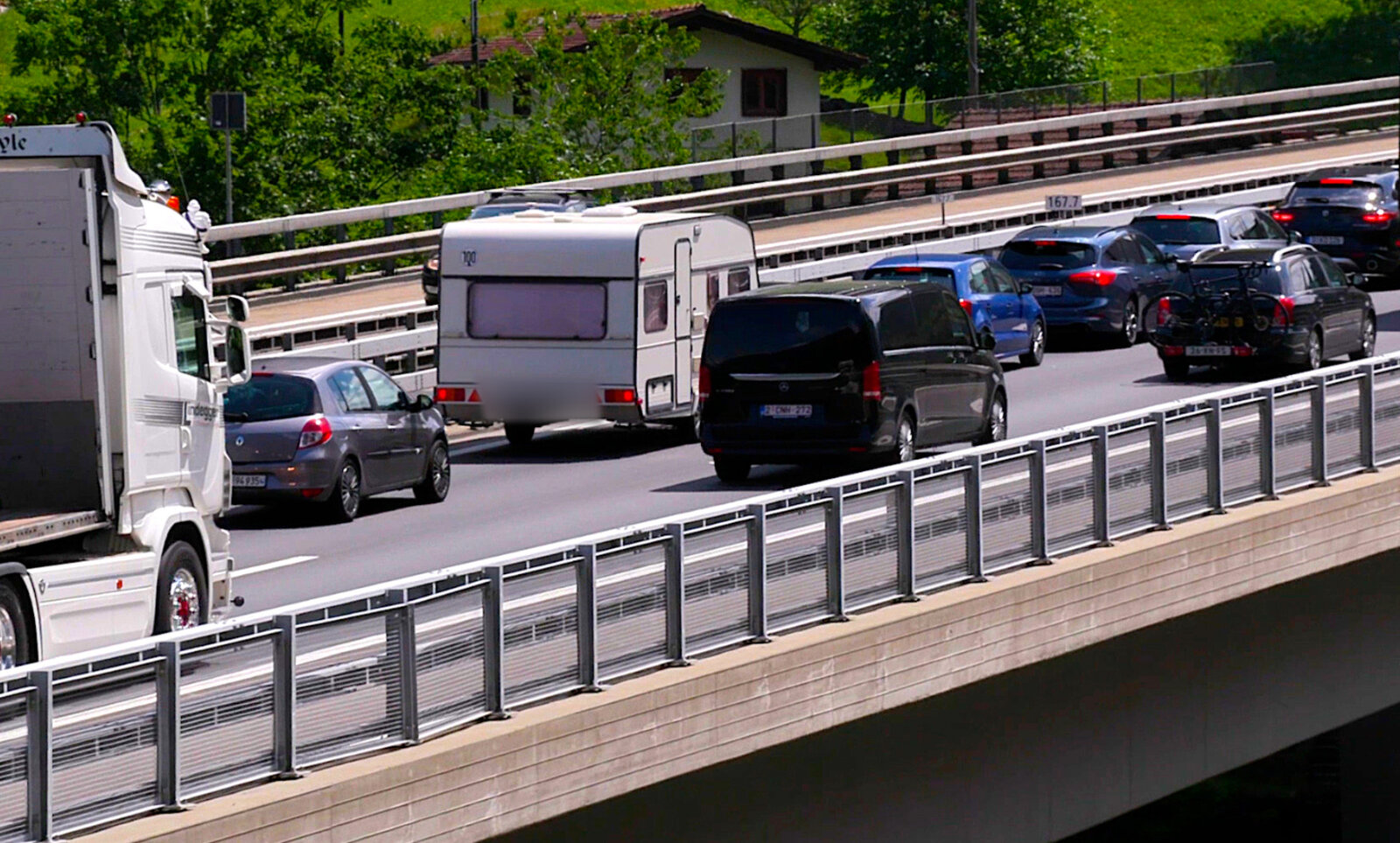 Seit Beginn der Sommerferien in der Schweiz staut sich der Verkehr am Gotthard-Nordportal wieder Kilometer lang. Bild: Salvatore Iuliano / STREETLIFE