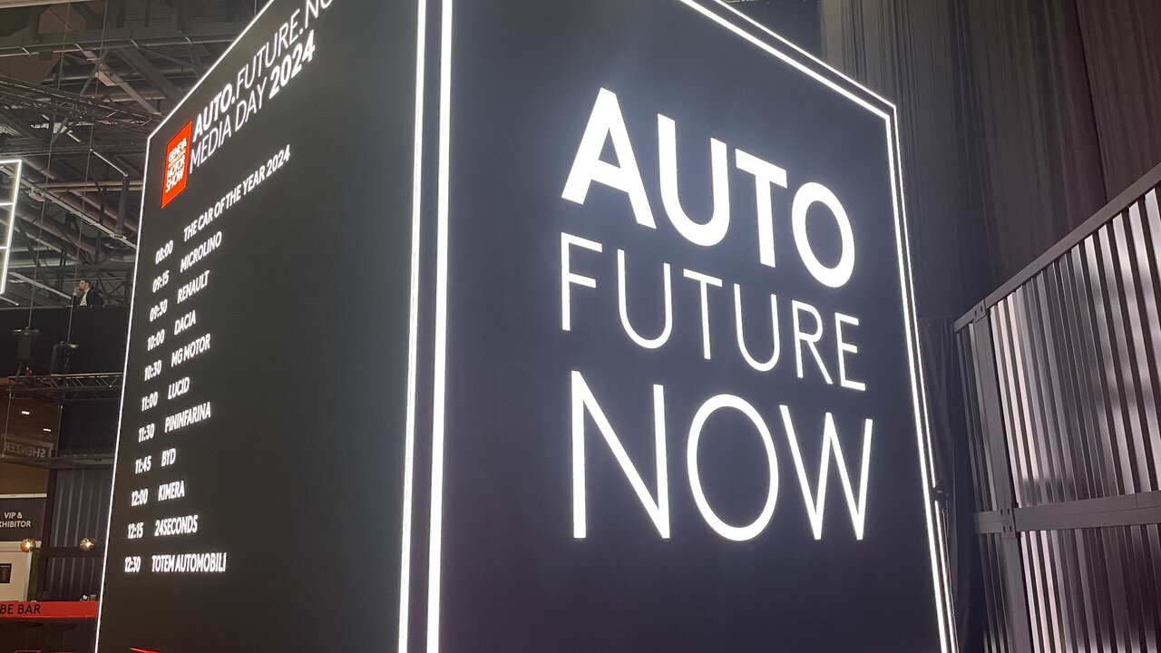 würfelförmige Anzeige am Genfer Autosalon