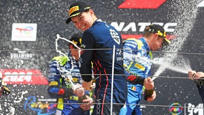 Thierry Vermeulen feiert seinen dritten Platz beim GTCW-Sprintrennen in Misano