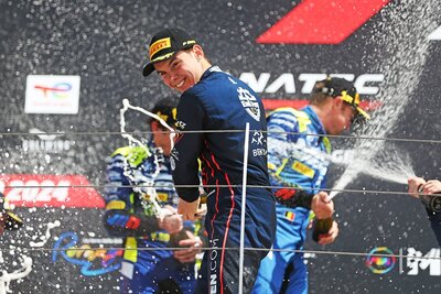 Thierry Vermeulen feiert seinen dritten Platz beim GTCW-Sprintrennen in Misano