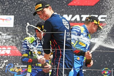 Thierry Vermeulen feiert seinen dritten Platz beim GTCW-Sprintrennen in Misano